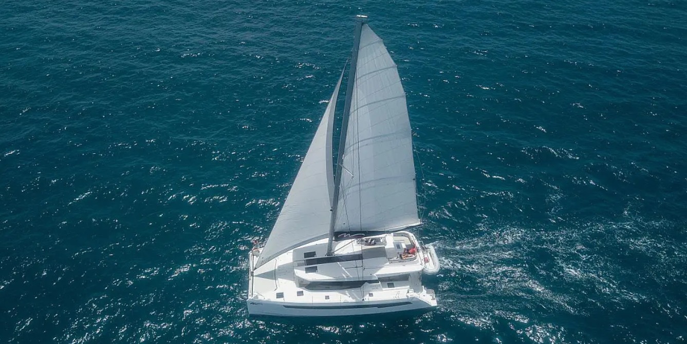 Leopard50-noleggio-catamarano-eolie-cabincharter