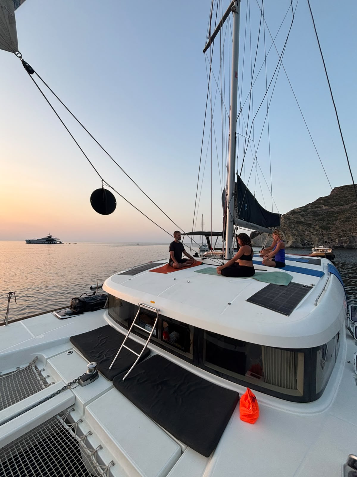 Yoga-Catamarano-Eolie-Cabincharter Yoga and Sail in Catamarano